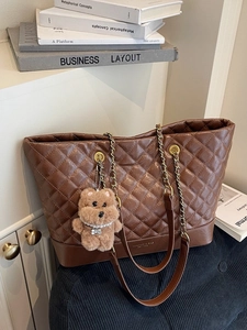 Sac fourre-tout matelassé marron avec bandoulière chaîne et petit ours en peluche doux