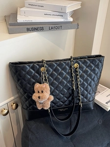 Sac cabas matelassé noir avec bandoulière chaîne dorée et charm chien en peluche
