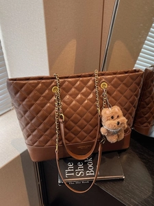 Sac fourre-tout matelassé marron avec bandoulière chaîne et charme chien peluche