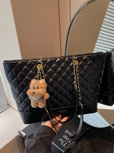 Sac fourre-tout noir matelassé avec chaîne dorée et charmant pendentif chien