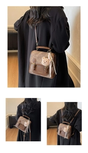 Détail d'un sac à dos vintage en cuir marron avec pendentif ours et foulard rayé élégant
