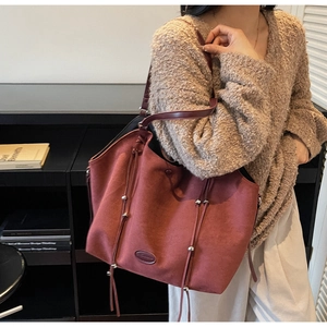 Vue détaillée du grand sac cabas en daim bordeaux avec cordon et perles argentées