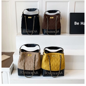 Bolsos bombonera acolchados en negro, café, caqui y amarillo con correas de cadena