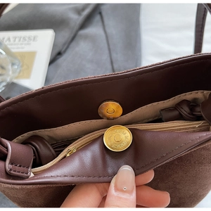 Détail de la boucle magnétique et poche intérieure zippée du sac seau léopard