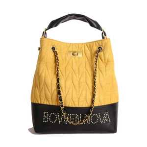 Bolso tipo cubo acolchado amarillo y negro con cadena dorada y detalles de remaches