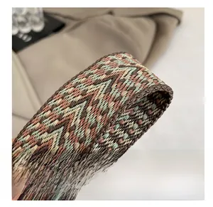 Détail d'une bandoulière tissée en zigzag bleu et marron pour un sac à main élégant