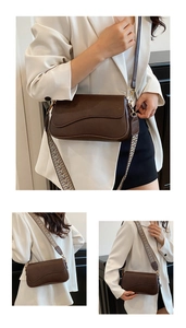 Détail du sac bandoulière marron foncé vintage avec sangle tissée et ferrures dorées