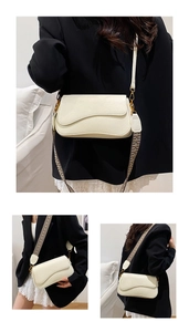 Détail du sac selle blanc cassé avec fermoir métal et bandoulière large pied-de-poule