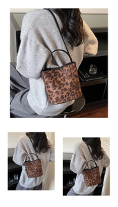 Détail du sac seau à imprimé léopard avec texture mate et poignées en cuir