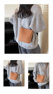 Vue en trois panneaux d'un sac seau en daim marron porté par un mannequin chic