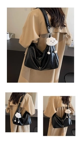 Détail arrière d'un sac cabas en cuir grainé noir avec un pendentif nuage décoratif