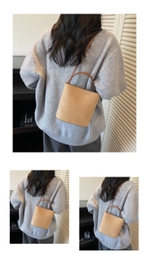 Détail du sac seau minimaliste en daim camel avec bandoulière fine et texture douce