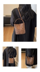 Sac seau à imprimé léopard porté avec un blazer noir oversize pour un look chic d'hiver