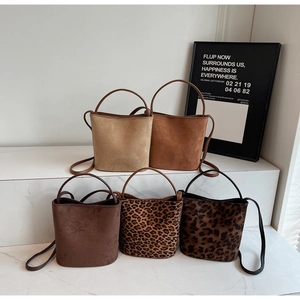 Détails de cinq sacs seaux en daim dépoli avec des poignées élégantes et fines
