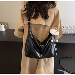 Détail du sac cabas noir avec texture cuir vieilli et charm nuage en peluche blanc