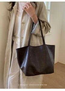 Grand sac cabas minimaliste en cuir marron avec texture rétro en scène de style de vie