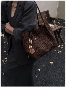 Borsa tote leopardata con ciondolo in legno e trama scamosciata in vista esterna