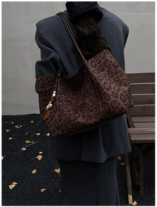 Borsa tote con stampa leopardata e ciondoli di perline in un ambiente autunnale