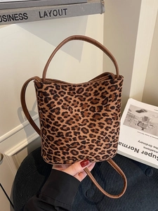 Sac seau chic à imprimé léopard avec poignées en cuir marron et bandoulière réglable