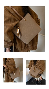 Dettaglio della borsa tote in pelle scamosciata marrone con nappa di perline di legno