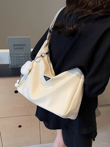 Sac fourre-tout beige minimaliste avec texture plissée cirée et logo métallique
