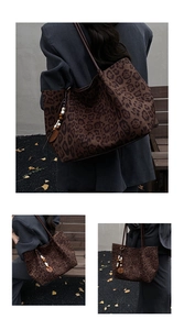 Dettaglio della borsa tote leopardata con ciondoli decorativi a forma di foglia