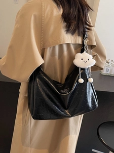 Grand sac à épaule noir en cuir plissé avec plaque argentée et charm nuage doux
