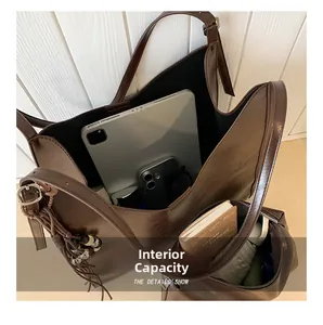 Détail de la grande sacoche cabas marron foncé montrant la capacité interne et la pochette