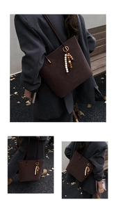 Dettaglio della grande borsa tote marrone scuro con anello in metallo e nappa di legno