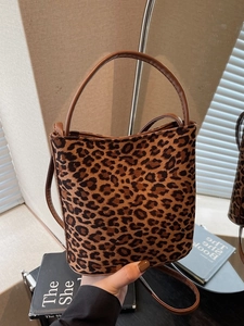 Sac seau chic à imprimé léopard avec poignées en cuir marron et bandoulière réglable