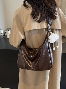 Grand sac hobo marron foncé texturé pour femme avec breloque nuage sur la bandoulière
