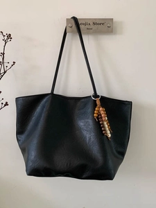 Grand sac cabas noir minimaliste avec breloque en perles vintage pour le quotidien