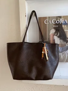 Sac fourre-tout marron foncé minimaliste avec décoration de pompons en perles bohème