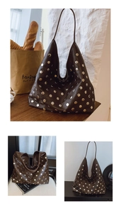Détails du grand sac hobo marron foncé orné de rivets sur une table au style minimaliste