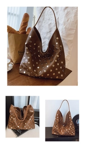 Détail du sac hobo marron avec rivets vintage et cuir synthétique à texture grainée