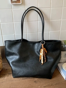 Grand sac cabas noir en similicuir texturé avec un élégant pendentif en perles de bois