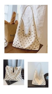 Détails du grand sac hobo crème avec des rivets en métal et large bandoulière