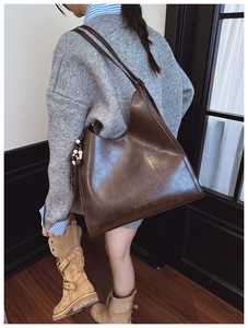 Gros plan d'un sac cabas vintage marron avec détail de fermeture éclair et cuir poli