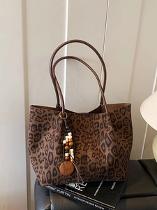 Borsa tote con stampa leopardata con ciondolo in legno e spallacci lunghi