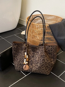 Borsa tote con stampa leopardata, manici in pelle nera e ciondolo con perle di legno