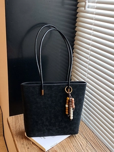 Borsa tote retrò in pelle PU nera con ciondolo etnico su superficie in legno e ombre
