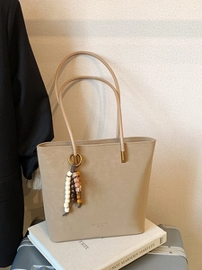 Grande borsa tote beige in finta pelle con ciondolo a perline per uso quotidiano