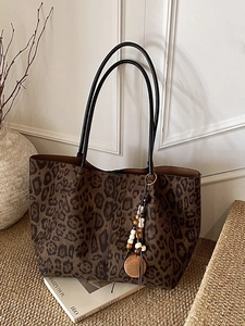 Borsa tote retrò leopardata con sottili manici neri e ciondolo con perline decorativo