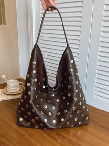 Sac cabas en cuir marron foncé avec rivets argentés et design d'épaule spacieux minimaliste