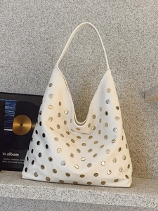 Sac hobo blanc à la mode avec des rivets métalliques argentés et un design minimaliste