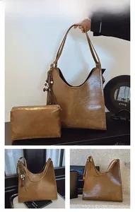 Détail du sac hobo marron vintage avec pochette et gland à perles décoratif