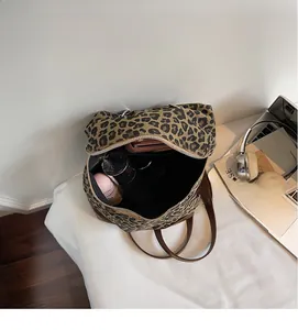 Innenansicht der Canvas-Tasche mit Leopardenmuster und großem Stauraum für Alltag