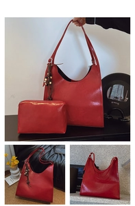 Détail du sac hobo rouge vintage avec texture cuir huilé brillant et gland perlé