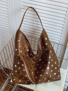Sac hobo marron avec rivets argentés, grand sac à épaule élégant au style vintage
