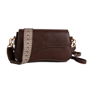 Sac bandoulière marron foncé avec design selle et bandoulière tissée style ethnique